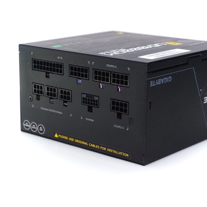 Fuente de Poder Gigabyte UD1000GM PG5, 1000W, 80 PLUS Gold Certified, Formato ATX, Modular / GIBABYTE