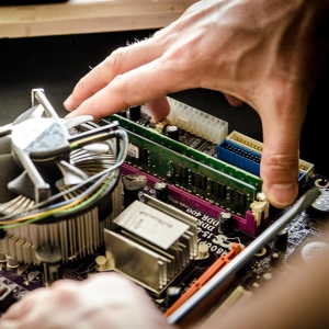 Servicio Tecnico de Mantenimiento de Computadoras y CPUs: limpieza, cambio de pasta termica, repotenciacion, reinstalacion de software. CPUs Basicos, de Oficina y Gamer / CompuMarket